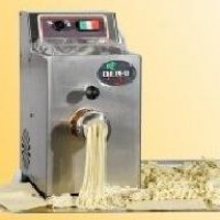 Maquina para hacer pasta con extrusora y raviolera
