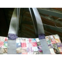 Bolso con tcnica entrelazado de papel de revistas