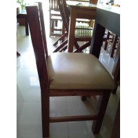 Silla de madera masisa de cedro tapizadas en color blanco